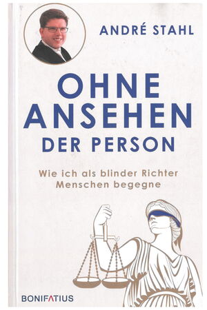 Buchcover Andre Stahl - Ohne ansehen der Person. Oben ist ein Portrait des Autors, unten eine Justitia mit Augenbinde und Waage.