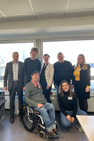 Gruppenbild: Andreas Winkel zusammen mit Vertreter*innen der blista in den Räumen der TBL.